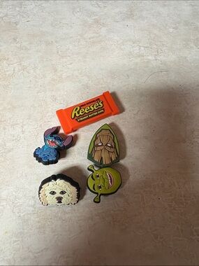 CROCS Orange Reese's & Multi-Character Jibbitz Set